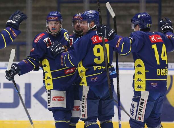 Hokej 1. Maxa liga, Přerov vs. Chomutov, hokejisté Přerova oslavují gól, zleva Marek Šišák, Martin Zaťovič, Roman Pšurný, David Dobša