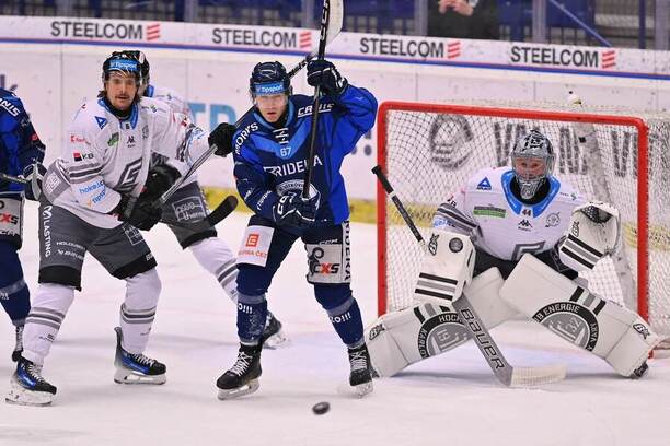 Hokej extraliga, Karlovy Vary vs. Vítkovice. Na brankáře Karlových Varů Dominika Frodla letí puk