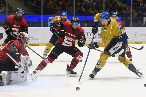 Eduards Tralmaks (Kladno) se pokouší o střelu na Josefa Kořenáře (Sparta), oba se dostali do výběru All-Star ELH 24/25