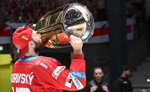 Hokejista Třince Daniel Kurovský s pohárem T. G. Masaryka po výhře v play off 2024. Kdo vyhraje extraligu letos?