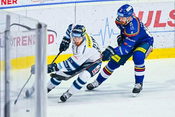 Hokej extraliga, České Budějovice vs. Liberec, na puku Oscar Flynn (Liberec), brání jej Tomáš Zohorna (České Budějovice)