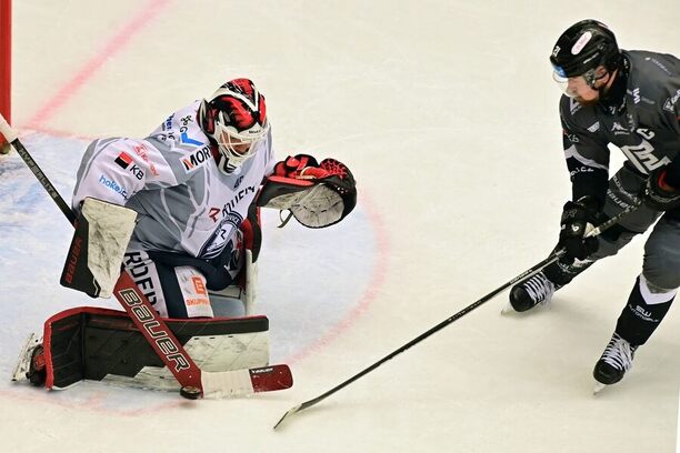 Dominik Hrachovina (Ridera) a Jiří Černoch (Energie) v zápase play off extraligy 2025, série Vítkovice vs. Karlovy Vary pokračuje dnes