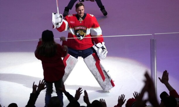 Vítek Vaněček zdraví fanoušky Floridy Panthers poté, co byl při svém debutu za nový tým vyhlášen 1. hvězdou zápasu.