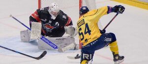 Brankář Pirátů Pavel Jekel a útočník Beranů Michal Gago ve čtvrtfinále play off Maxa ligy, Chomutov a Zlín hrají i dnes