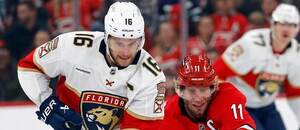 Kapitán Floridy Aleksander Barkov (vlevo) a Jordan Staal, kapitán ve službách Caroliny Kapitán Floridy Aleksander Barkov (vlevo) a Jordan Staal, kapitán ve službách Caroliny