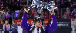 Česká hokejistka Denisa Křížová s Walter Cupem, trofejí pro šampionky ženské PWHL Česká hokejistka Denisa Křížová s Walter Cupem, trofejí pro šampionky ženské PWHL