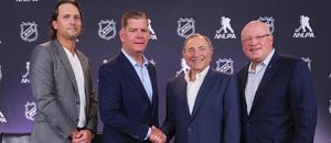 Komisař NHL Gary Bettman a ředitel hráčské asociace NHLPA Marty Walsh si podávají ruku po uzavření nové kolektivní smlouvy platné do roku 2030. Komisař NHL Gary Bettman a ředitel hráčské asociace NHLPA Marty Walsh si podávají ruku po uzavření nové kolektivní smlouvy platné do roku 2030.