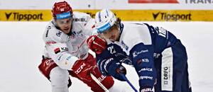 Třinecký bek Patrik Koch se snaží obrat o puk útočníka Komety Kristiána Pospíšila Třinecký bek Patrik Koch se snaží obrat o puk útočníka Komety Kristiána Pospíšila