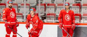 Trénink týmu HC Oceláři Třinec, příprava na novou sezonu 25/26, zleva Bohumil Jank, Petr Sikora a Miloš Roman Trénink týmu HC Oceláři Třinec, příprava na novou sezonu 25/26, zleva Bohumil Jank, Petr Sikora a Miloš Roman