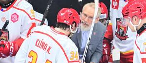 Trenér Tomáš Martinec burcuje hokejisty Hradce Králové v zápase Ligy mistrů v hokeji, dnes Mountfield HK hraje v Bernu Trenér Tomáš Martinec burcuje hokejisty Hradce Králové v zápase Ligy mistrů v hokeji, dnes Mountfield HK hraje v Bernu