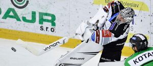 Filip Novotný jako první brankář v extralize skóruje přes celé hřiště. Uvidíme brankářský gól také v hokejové ELH 2025/2026? Filip Novotný jako první brankář v extralize skóruje přes celé hřiště. Uvidíme brankářský gól také v hokejové ELH 2025/2026?
