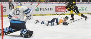 Zápas Litvínov vs. Liberec, Pavel Zygmunt (Litvínov) pálí na Petra Kváču (Liberec), foto ze sezony 24/25 Zápas Litvínov vs. Liberec, Pavel Zygmunt (Litvínov) pálí na Petra Kváču (Liberec), foto ze sezony 24/25