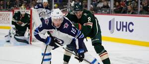 Na tenhle pohled si fandové NHL musí zvyknout: Jonathan Toews v dresu Winnipegu Na tenhle pohled si fandové NHL musí zvyknout: Jonathan Toews v dresu Winnipegu