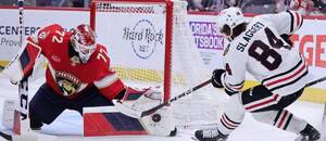 Útočník Chicaga Blackhawks Landon Slaggert střílí na brankáře Floridy Panthers Sergeie Bobrovskyho Útočník Chicaga Blackhawks Landon Slaggert střílí na brankáře Floridy Panthers Sergeie Bobrovskyho