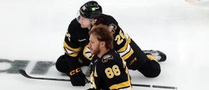 Útočník Bostonu David Pastrňák a jeho spoluhráč Andrew Peeke před zápasem proti Buffalu Útočník Bostonu David Pastrňák a jeho spoluhráč Andrew Peeke před zápasem proti Buffalu
