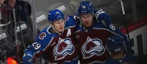 Nathan MacKinnon (vlevo) a Martin Nečas se radují ze vstřeleného gólu Colorada Nathan MacKinnon (vlevo) a Martin Nečas se radují ze vstřeleného gólu Colorada