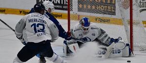 Fotka ze zápasu Kometa vs. Plzeň, brněnský útočník Ekrt se řítí na plzeňského gólmana Růžičku, stíhá jej plzeňský obránce Merezhko Fotka ze zápasu Kometa vs. Plzeň, brněnský útočník Ekrt se řítí na plzeňského gólmana Růžičku, stíhá jej plzeňský obránce Merezhko