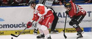 Hokejový zápas mezi Olomoucí a Spartou, na puku olomoucký bek Michal Hrádek, stíhá jej pražský forvardMichal Vitouc Hokejový zápas mezi Olomoucí a Spartou, na puku olomoucký bek Michal Hrádek, stíhá jej pražský forvardMichal Vitouc